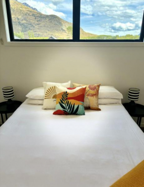 Chic Mountain-View 2BR in Queenstown